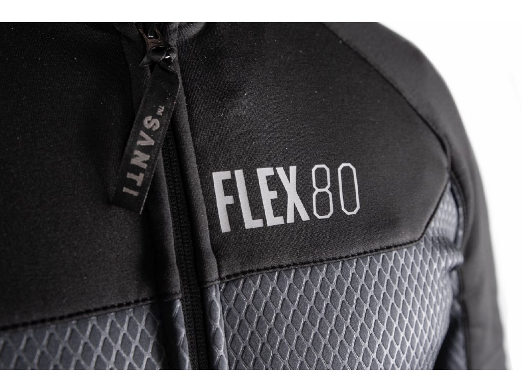 Detail dvojcestného predného zipsu a prešívania panelov pre zvýšenú mechanickú odolnosť.