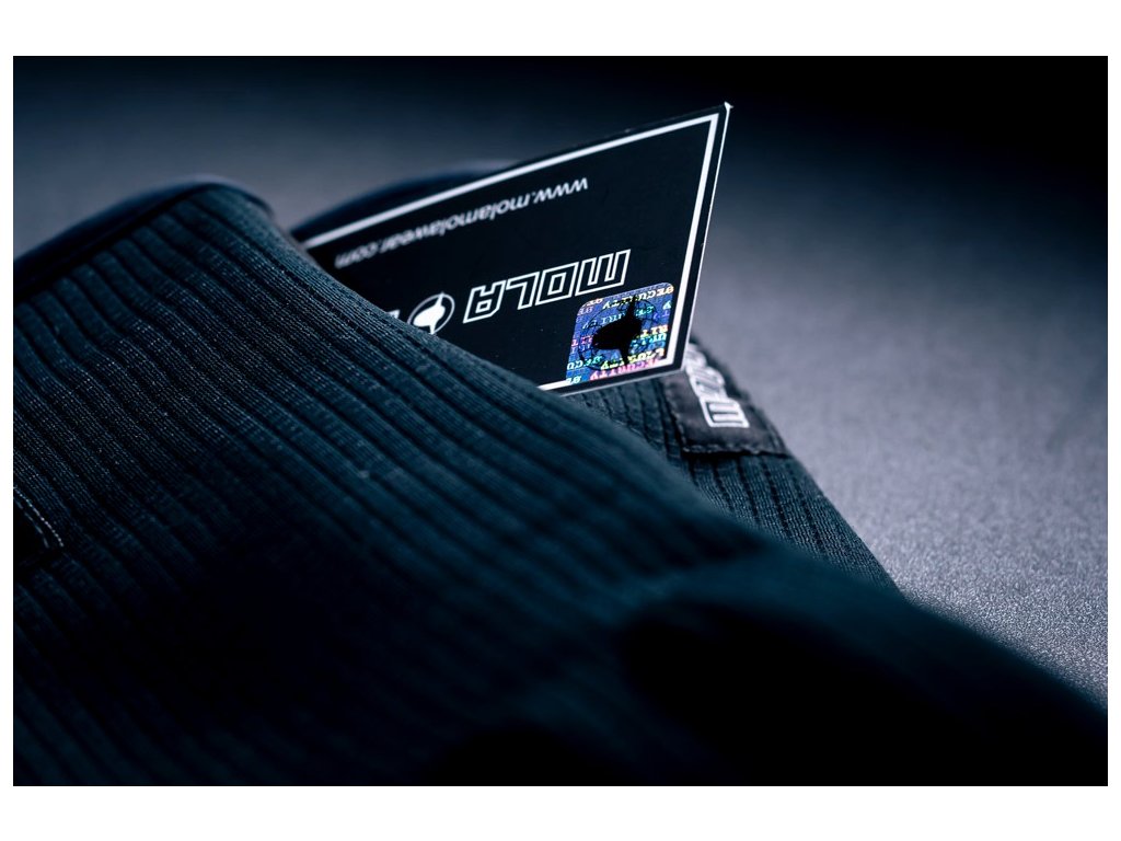 Detailné spracovanie manžety a technické označenie modelu potvrdzujúce materiálovú integritu.