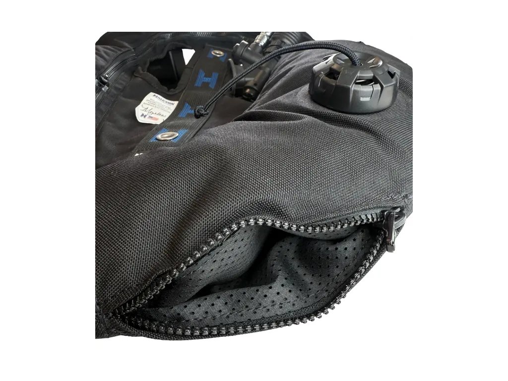 Detail textúry vonkajšieho plášťa Cordura 1000D a precízneho šitia, ktoré zaručuje odolnosť voči prepichnutiu a dlhodobú životnosť v slanej vode.