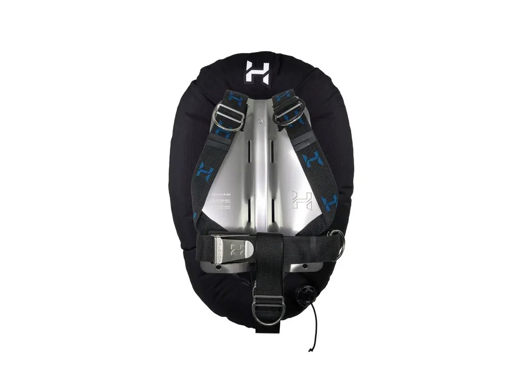 Detail prepojenia ramenných popruhov s odľahčeným karbónovým backplatom a umiestnenie nerezových D-krúžkov pre fixáciu príslušenstva.