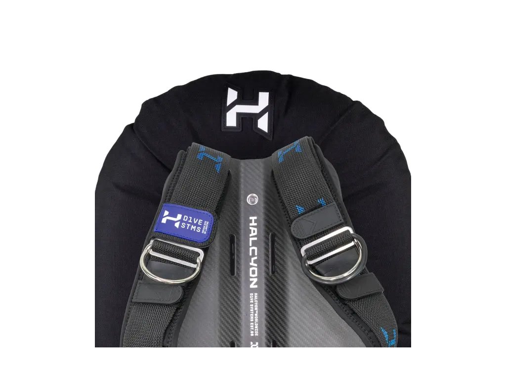 Detailné zobrazenie textúry karbónového kompozitu a kvality šitia popruhového systému s certifikačnými prvkami Halcyon.