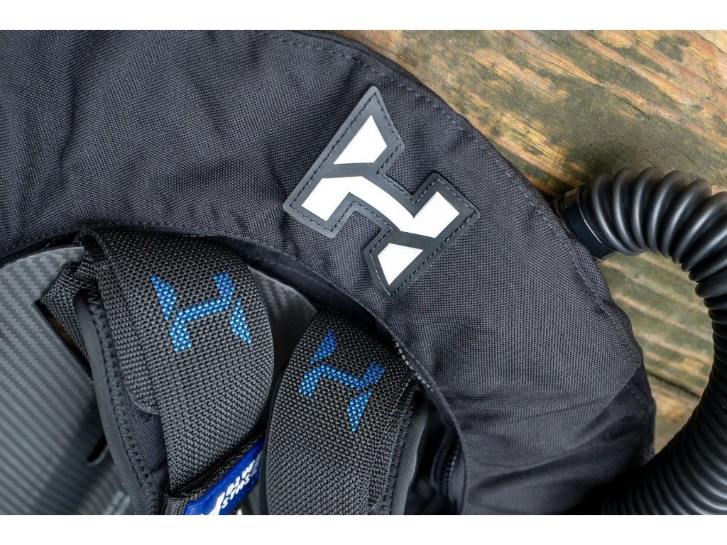 Detail horného segmentu s logom Halcyon, zobrazujúci hustotu tkania Cordury 1000D a robustnosť švov.