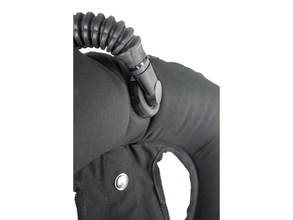 Detail zosilneného pripojenia vrapovej hadice inflátora s robustným kolenom pre zníženie pnutia.