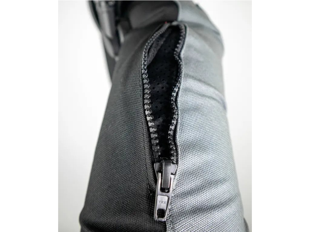 Detailný pohľad na prístup k vnútornej duši cez vysoko záťažový YKK zips chránený légou.