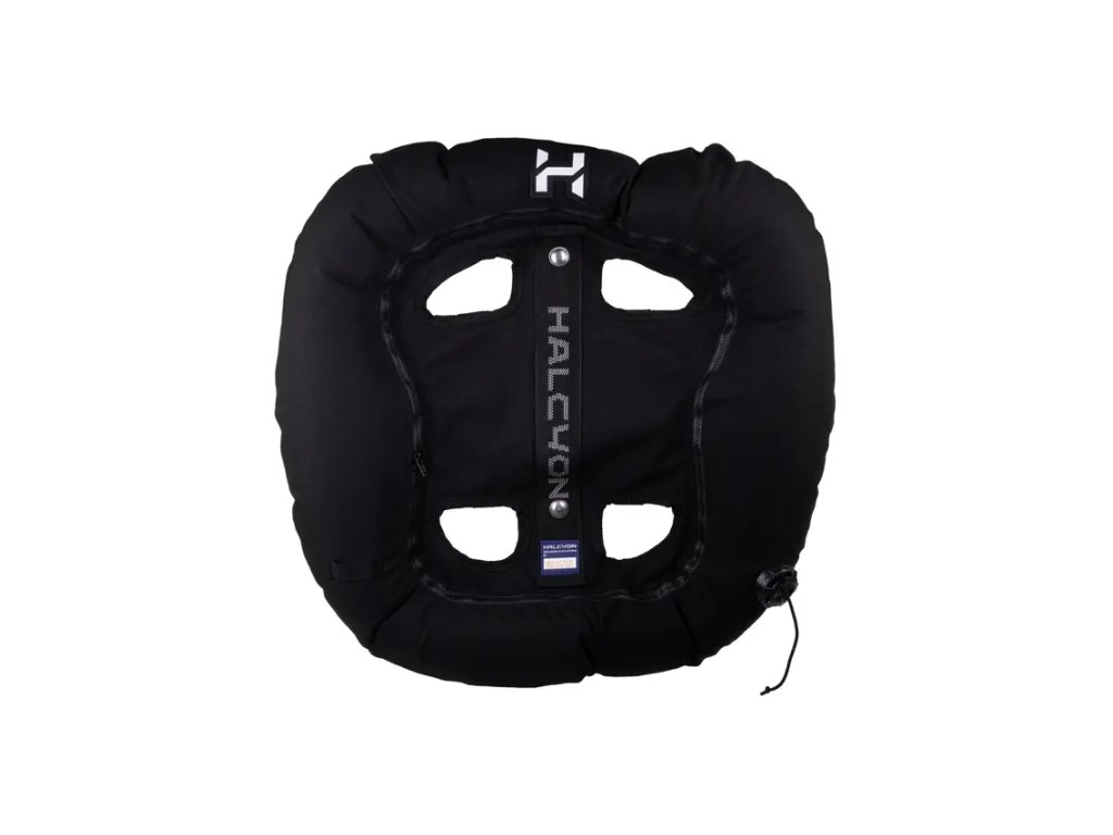 Detail textúry Cordura 1000D a spracovania zipsu, ktorý umožňuje rýchly prístup k vnútornej duši pre servisné účely.