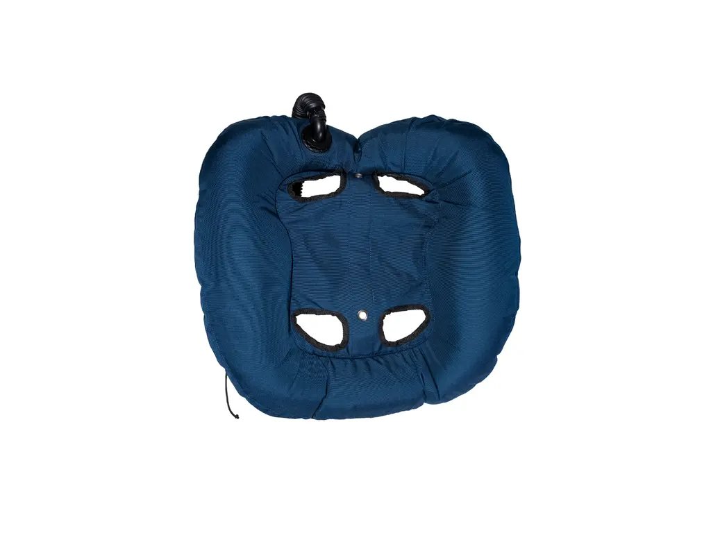 Zadná strana krídla v modrom prevedení znázorňujúca symetrický donut profil pre nerušený tok plynu.