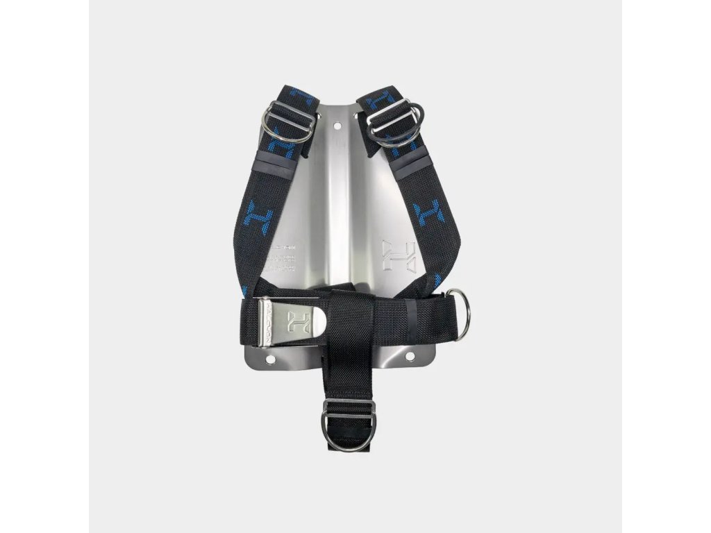 Detailné zobrazenie povrchovej úpravy a laserom gravírovaného loga s pohľadom na vysokopevnostné tkanie popruhu odolného voči mechanickému namáhaniu.