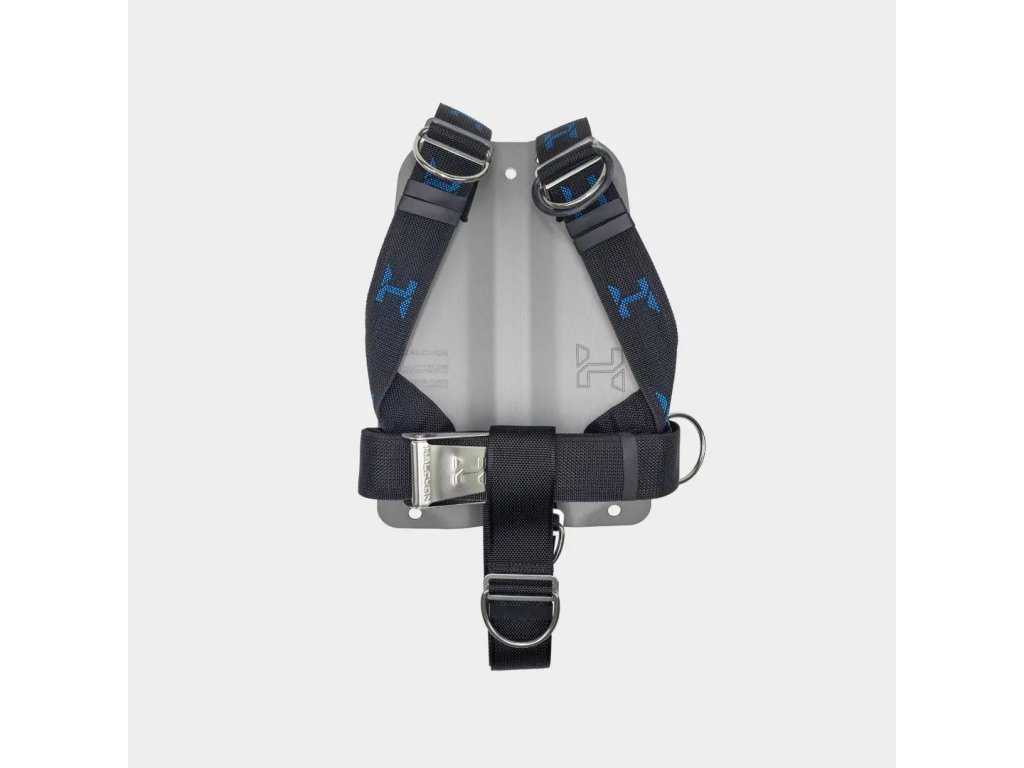 Konfigurácia dosky s osadeným Halcyon Secure Harness systémom, ilustrujúca symetrické vedenie popruhov a umiestnenie D-krúžkov.