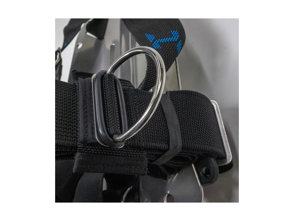 Detail zalomeného (bent) ramenného D-krúžku z nerezovej ocele, umožňujúceho intuitívnu manipuláciu s karabínami aj v hrubých rukaviciach.