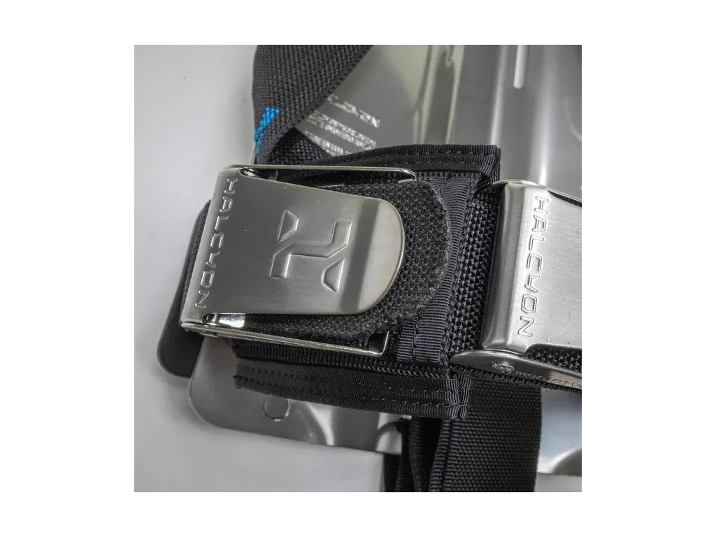 Detail nerezovej bedrovej pracky s logom Halcyon a robustného 50mm popruhu so zvýšenou hustotou tkania pre dlhú životnosť.