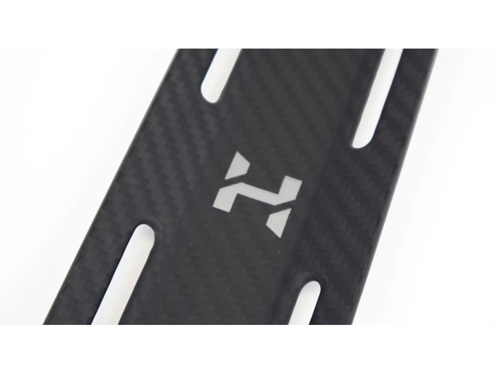 Detailná textúra karbónového kompozitu s ochrannou povrchovou úpravou proti mechanickému poškodeniu.