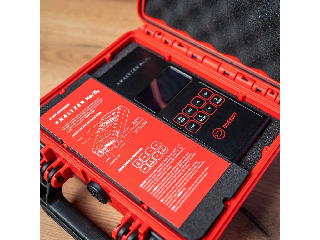 Integrovaná rýchla referenčná príručka (Quick Reference Guide) upevnená vo vnútornej časti kufra pre okamžitú pomoc pri kalibrácii.