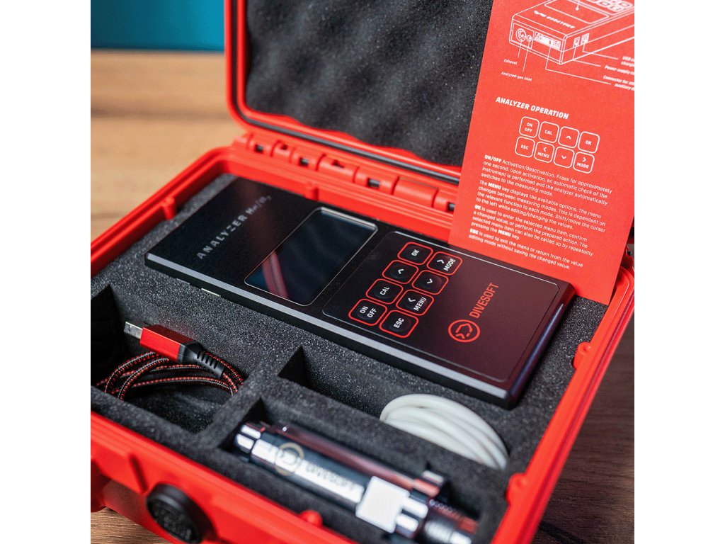 Detailné uloženie komponentov vrátane profesionálneho flow limitera MK2 a napájacej infraštruktúry pre prácu v teréne.