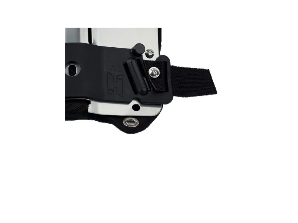 Detailný pohľad na nerezový upevňovací hardware a vyrazené patentové označenie na tele polymérového adaptéra.