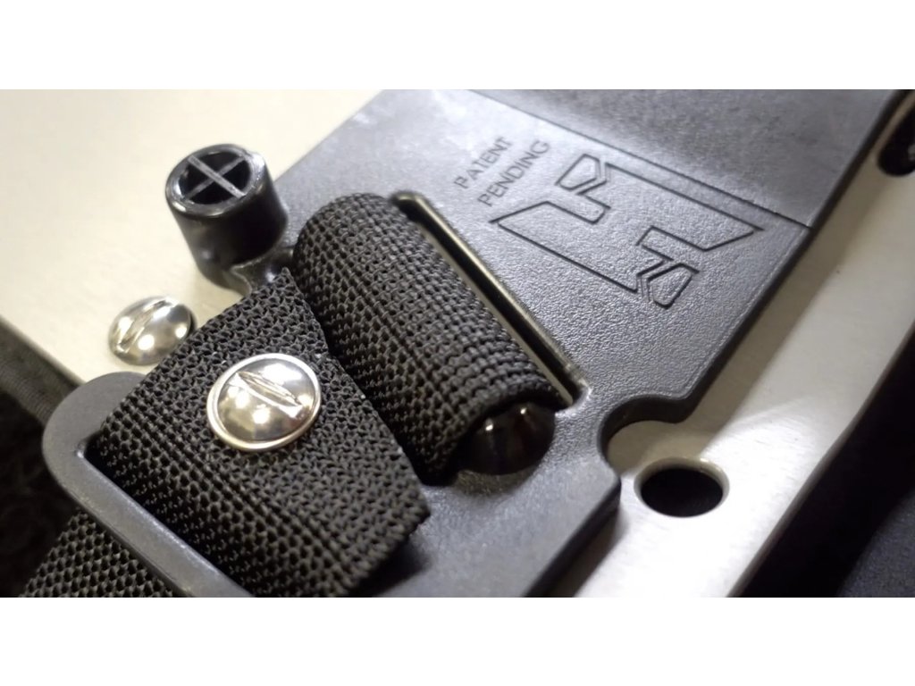 Makrozáber na štruktúru 50mm popruhu v mieste prechodu cez Cinch adaptér, navrhnutý pre nízky koeficient trenia pri nastavovaní.