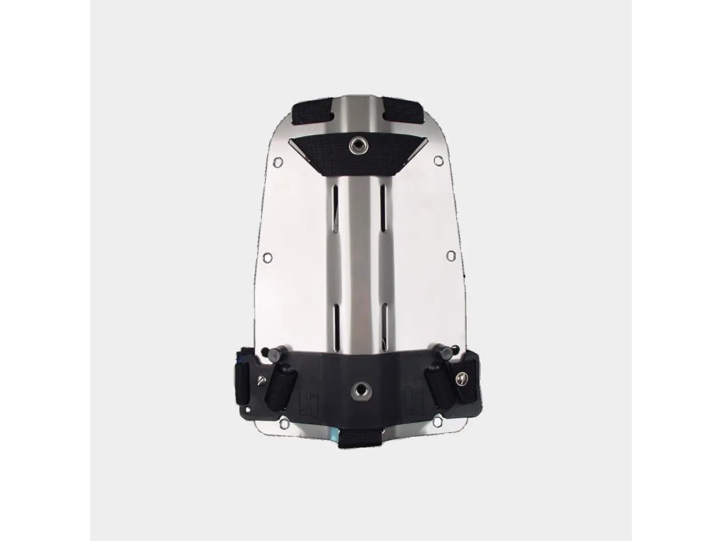 Zadná strana chrbtovej dosky (backplate) s nainštalovaným mechanizmom Cinch, znázorňujúca presné lícovanie s vodiacimi drážkami.