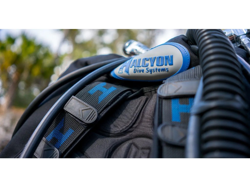 Detailná makro fotografia inštalovaného postroja s dôrazom na kvalitu výšivky loga Halcyon a textúru balistického nylonu.