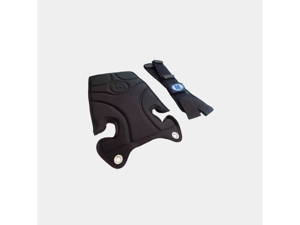 Detail komponentov: Chrbtový panel s nerezovými priechodkami pre montáž a dvojica ramenných chráničov so systémom Velcro.