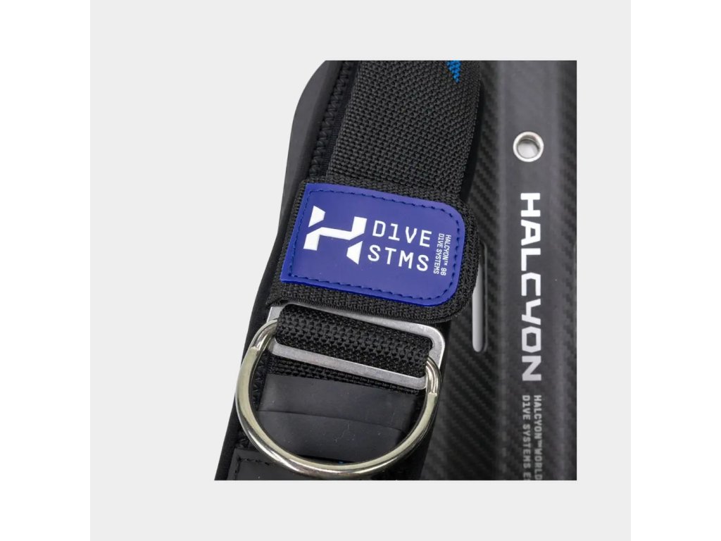 Detail spracovania loga a integrácia chrániča na 50mm popruh v kombinácii s D-krúžkom a Carbon Fiber backplate-om.