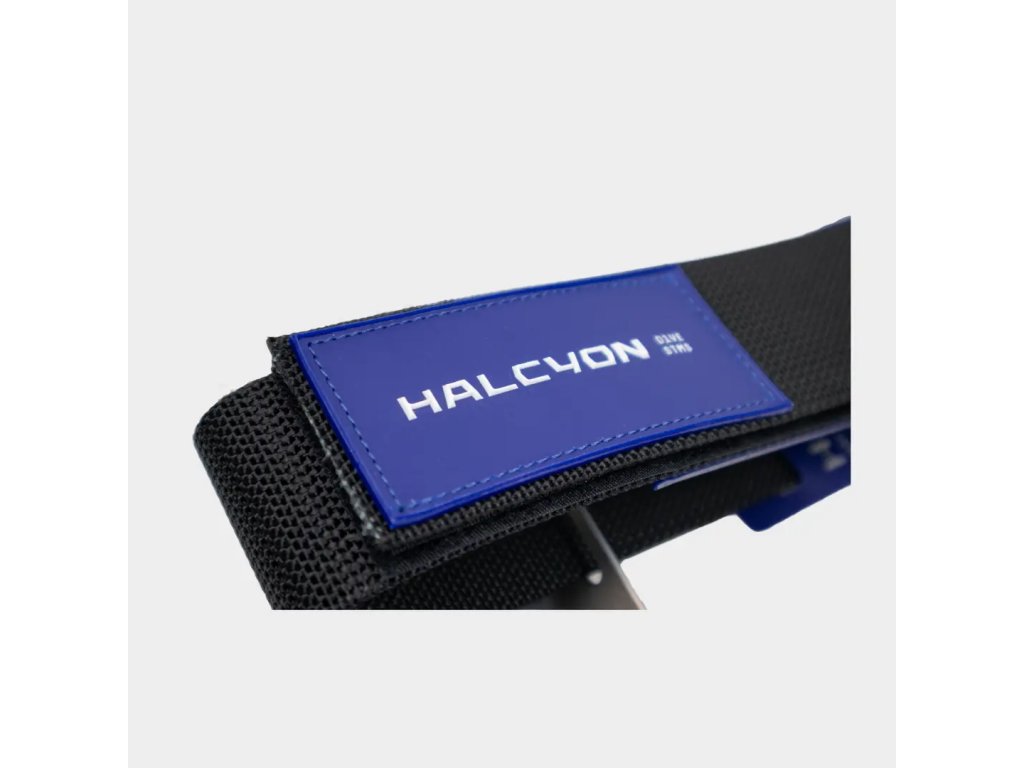 Detail štruktúry technického nylonového popruhu s modrým logom Halcyon a spevneným prešitím v namáhaných bodoch.