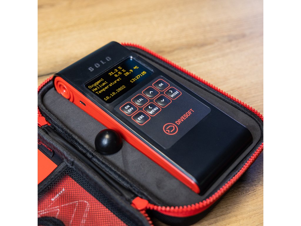 Uloženie analyzátora v polstrovanom transportnom puzdre s vnútornou sieťkou na uchytenie hadičiek a kalibračných adaptérov.