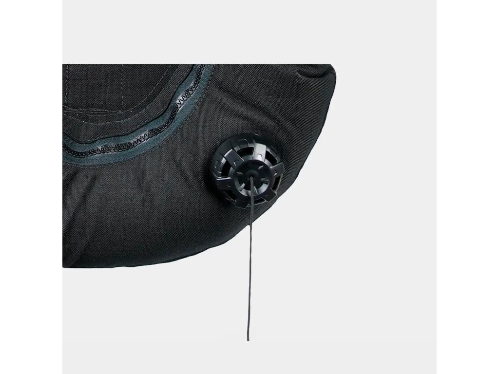 Exteriérová konfigurácia ventilu po inštalácii na Cordura obal krídla s vyvedenou ovládacou šnúrou.