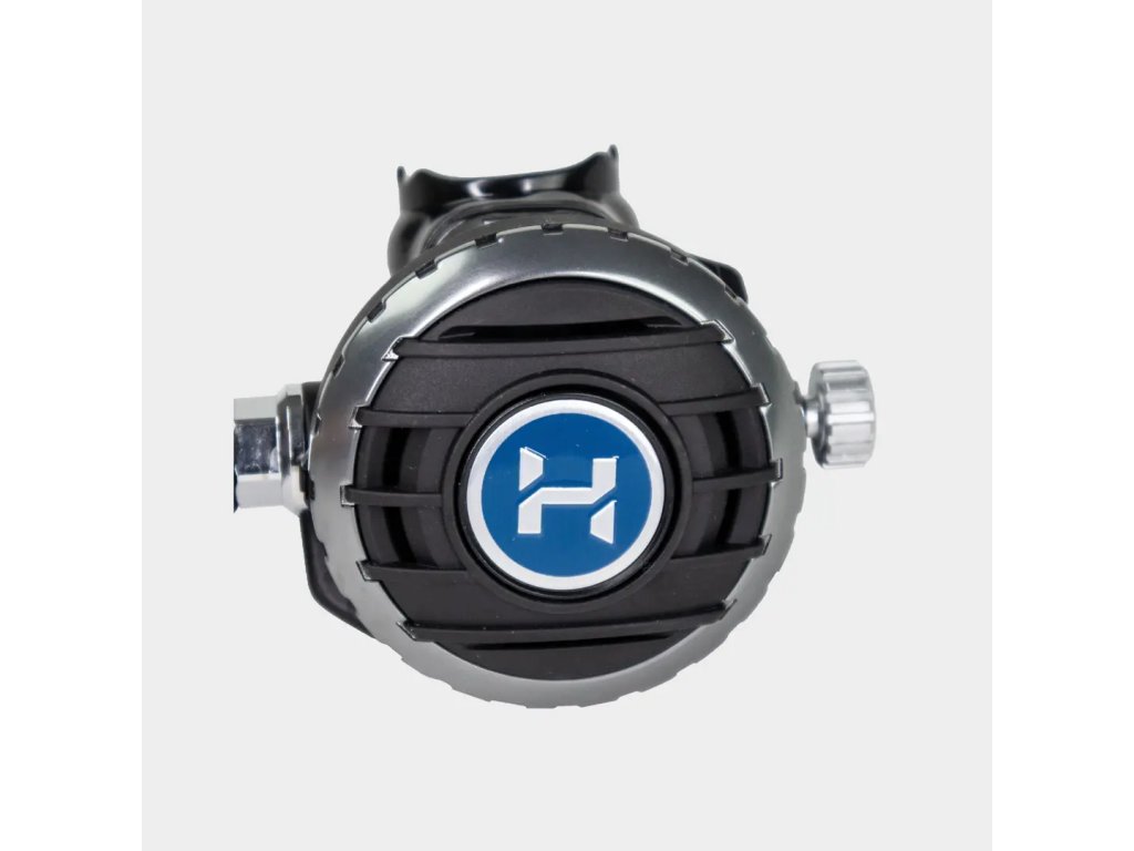 Čelný pohľad na technopolymérové telo s textúrovaným tlačidlom sprchy pre jednoduchú aktiváciu aj v hrubých rukaviciach.