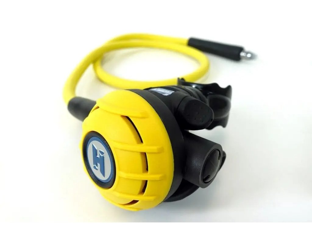 Bočná perspektíva zobrazujúca vstupný port pre LP hadicu a hydrodynamicky tvarovaný výdychový deflektor pre odvod bublín mimo zorné pole.