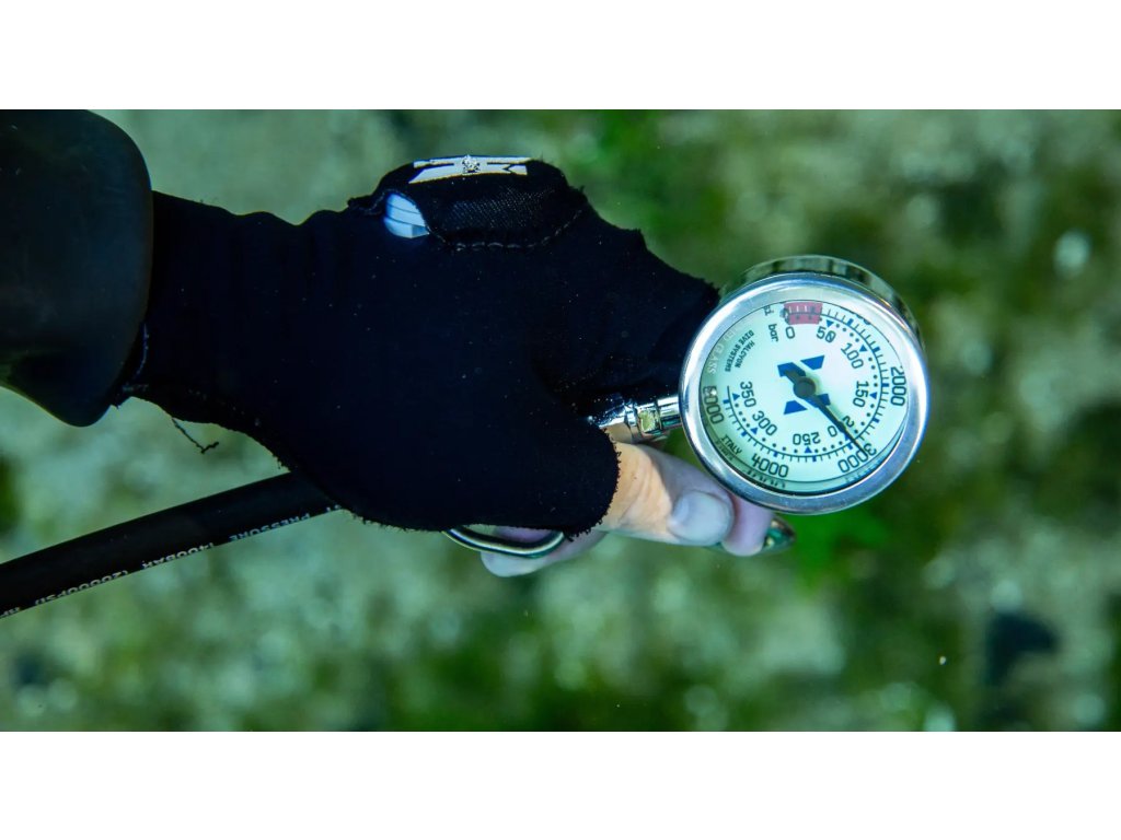 Test čitateľnosti a ergonómie manometra v reálnych podmienkach pod vodnou hladinou počas technického ponoru.