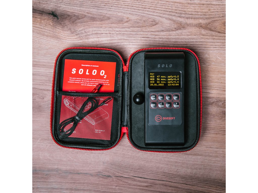 Kompletný obsah balenia: analyzátor, nabíjací USB-C kábel, stručný manuál a integrovaný merací modul.