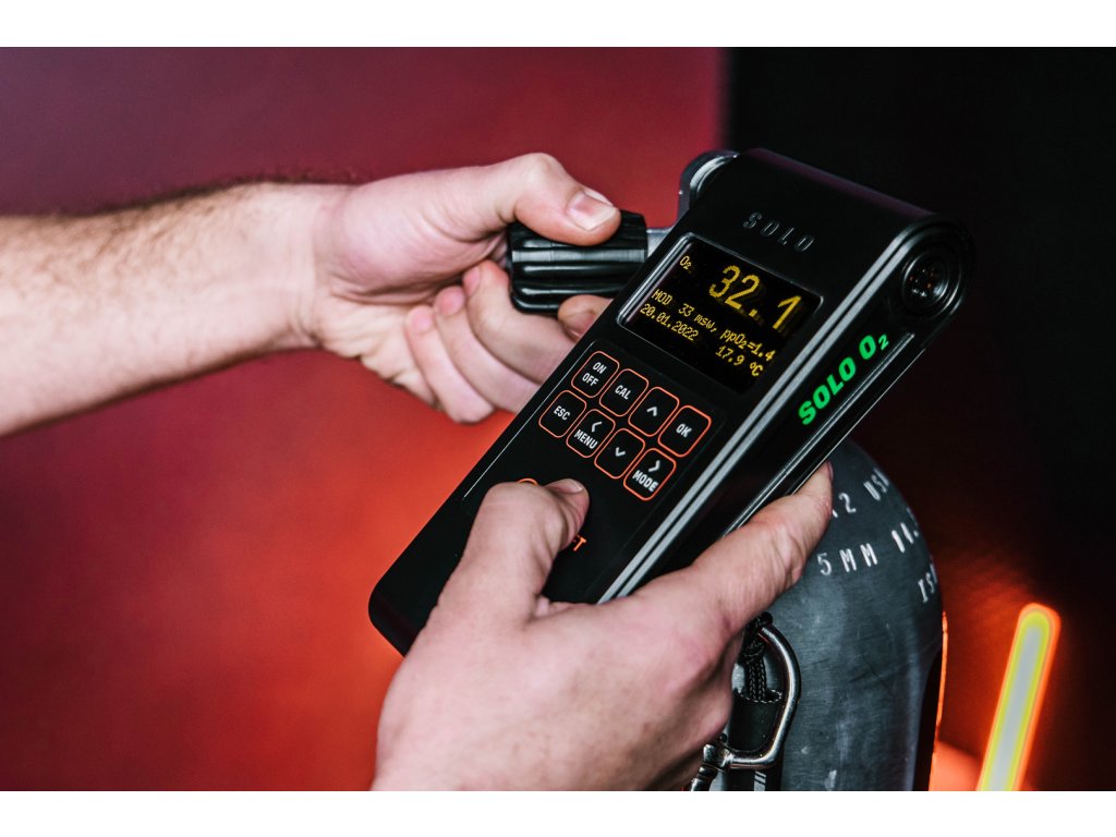 Ergonómia ovládania pomocou membránových tlačidiel s hmatovou odozvou pre prácu v rukaviciach.