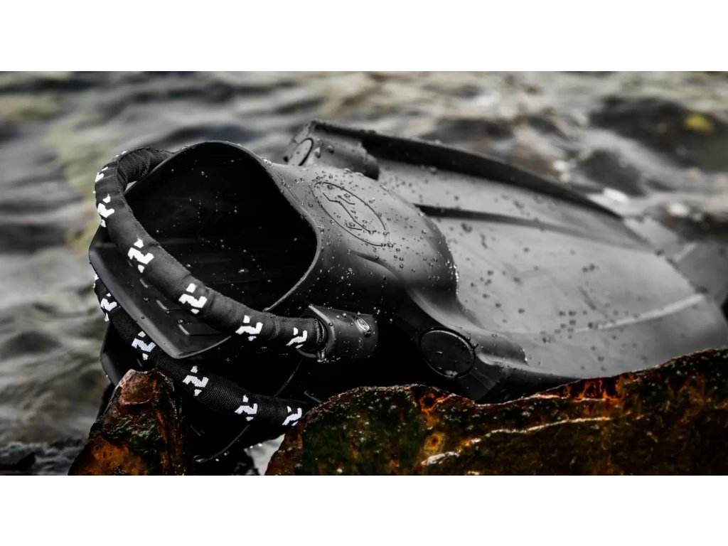 Ochranný sieťovaný obal s uzatváracím systémom pre bezpečný transport a rýchle vysychanie výstroja.