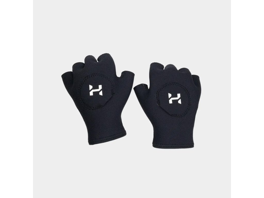 Pohľad na anatomický strih s exponovaným palcom a ukazovákom pre maximálnu presnosť pri manipulácii s ventilmi a karabínami.