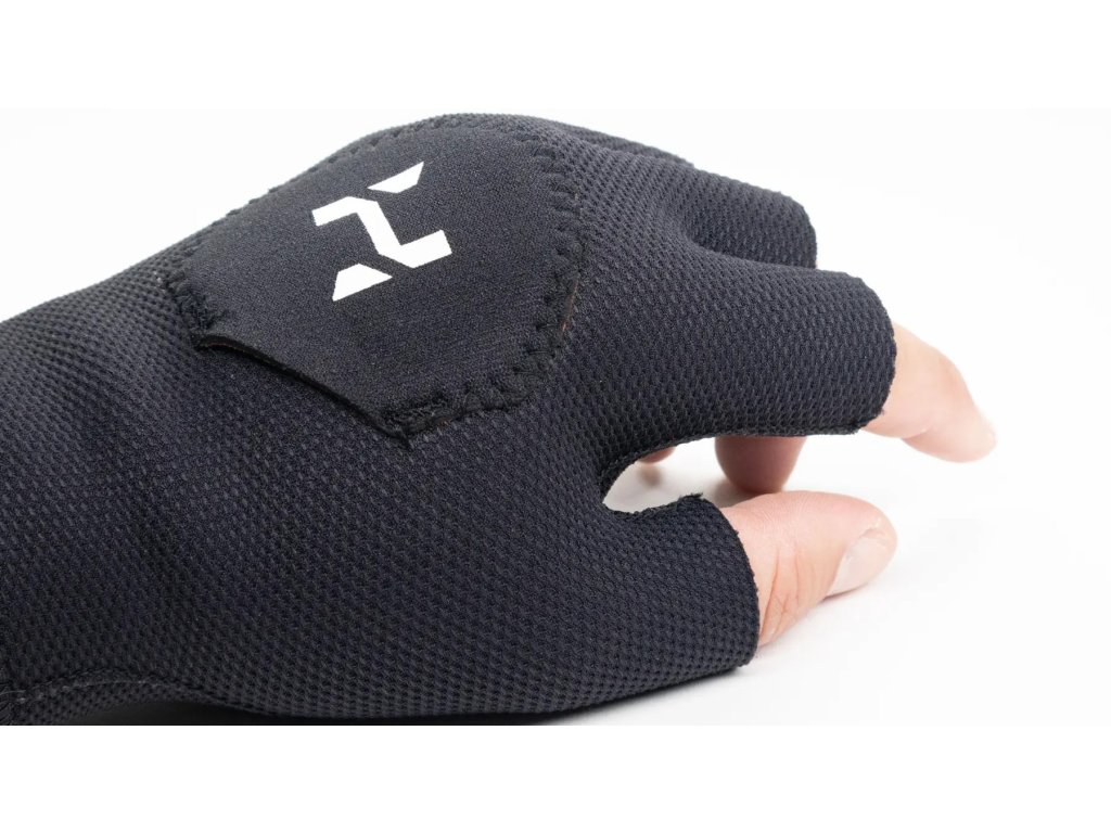 Aplikácia v reálnych podmienkach: rukavice v technickej konfigurácii s primárnym svetlom a maskou Halcyon H-view.