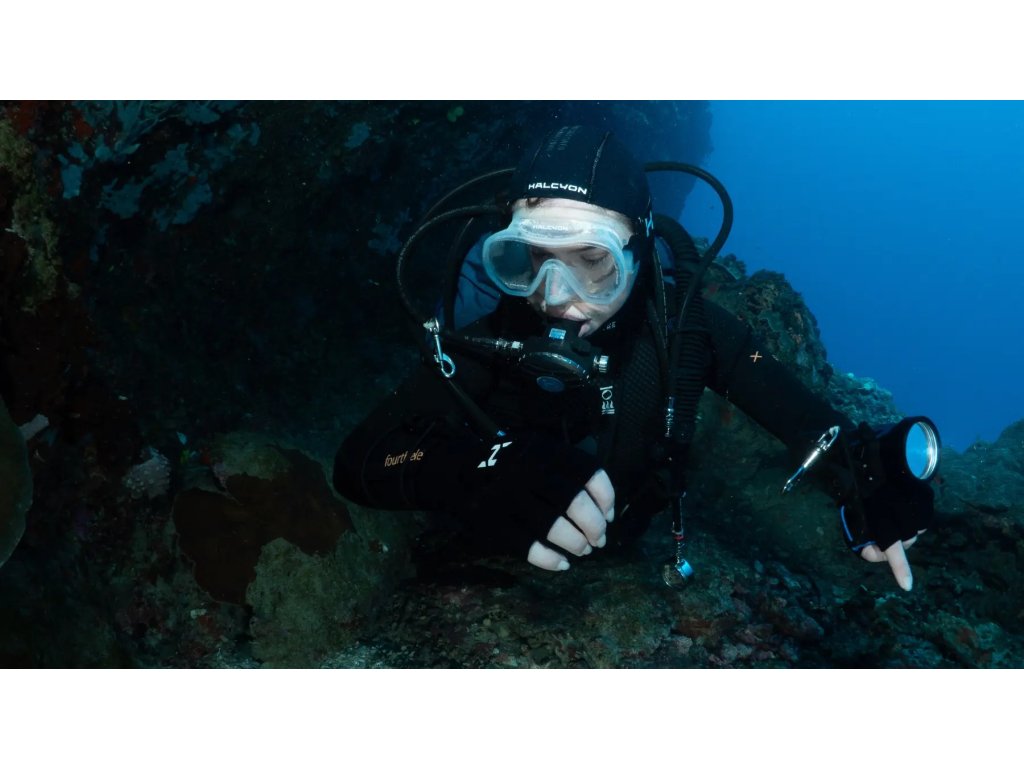 Demonštrácia zachovania jemnej motoriky pri manipulácii s výstrojom v hĺbke; viditeľné nízke profilovanie manžety.