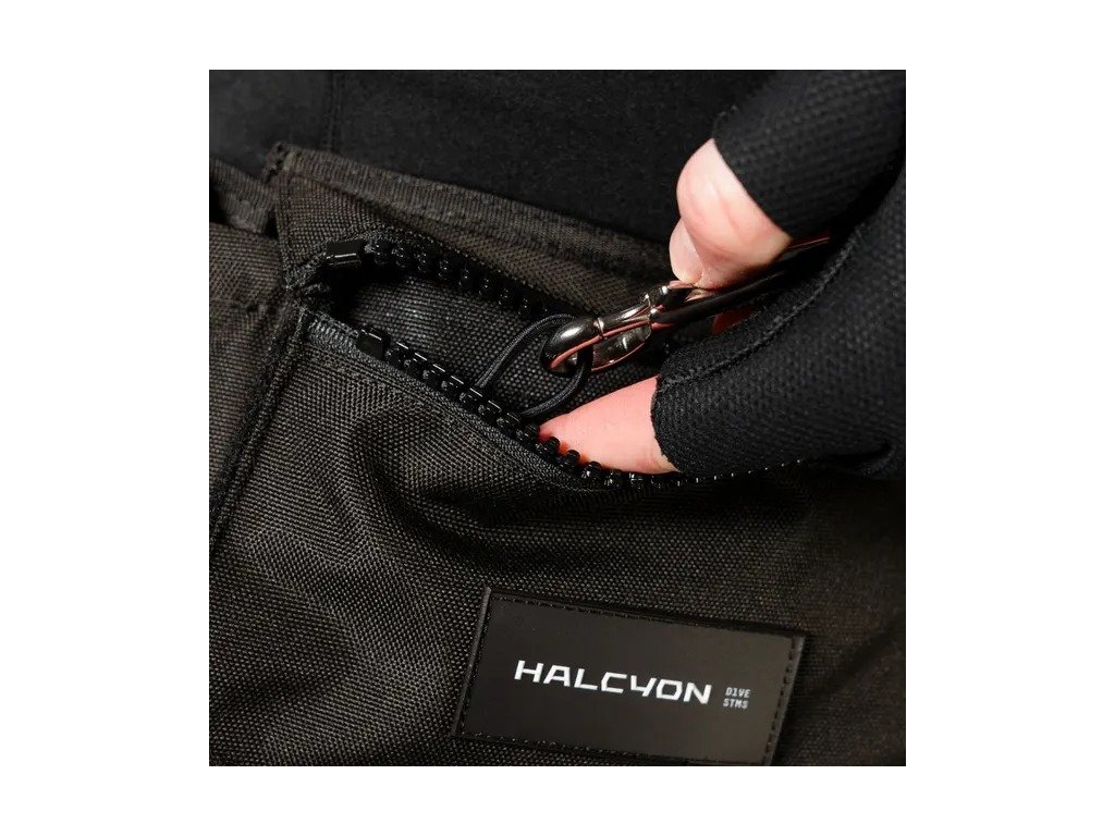 Bočný pohľad na technické spracovanie Cordura vrecká s externým systémom bungee šnúr pre dodatočnú kompresiu objemu.