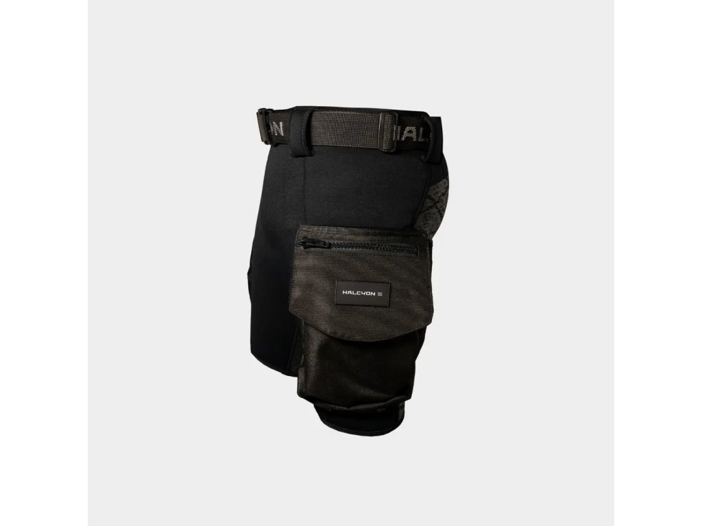 Detail horného vstupu do vrecka so zabezpečovacou bungee slučkou a robustným zipsom pre manipuláciu v hrubých rukaviciach.