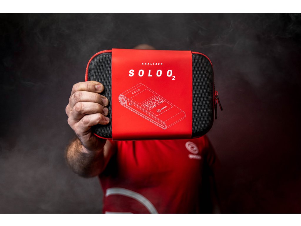 Ochranné polstrované transportné puzdro s logom Solo O2 pre bezpečnú prepravu v teréne.