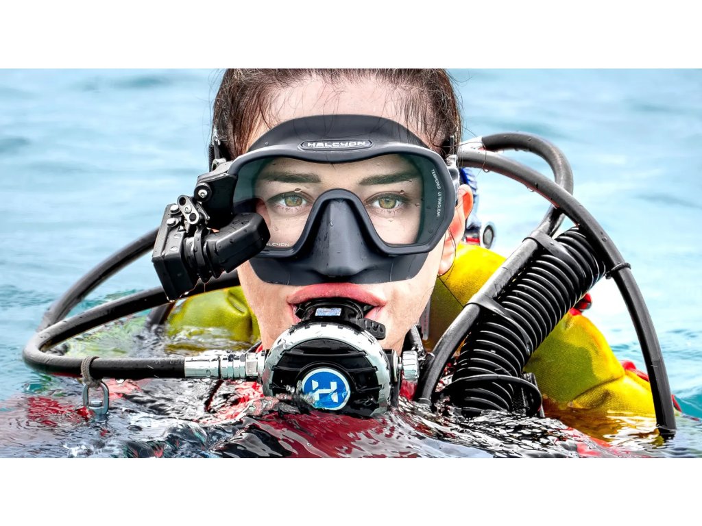 Detail integrácie temperovaného skla priamo do silikónového tela masky, znižujúci hydrodynamický odpor a mŕtvy priestor.