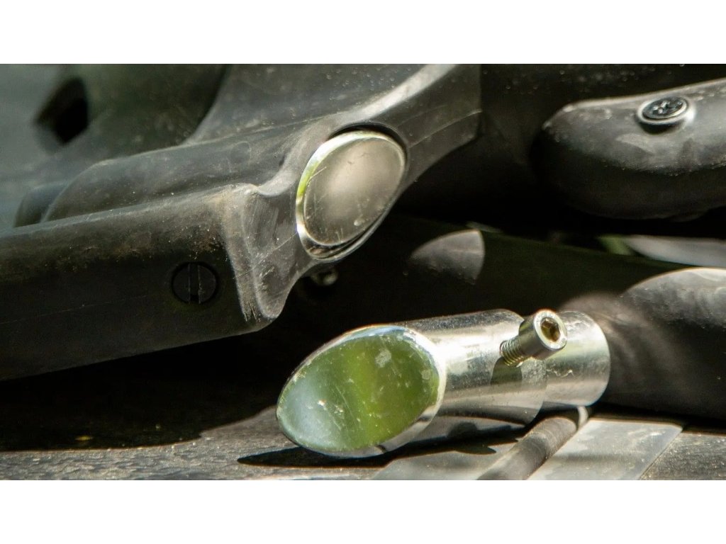 Zadný profil komponentu zobrazujúci presné lícovanie a skosenie hrán pre ochranu materiálu plutvy.