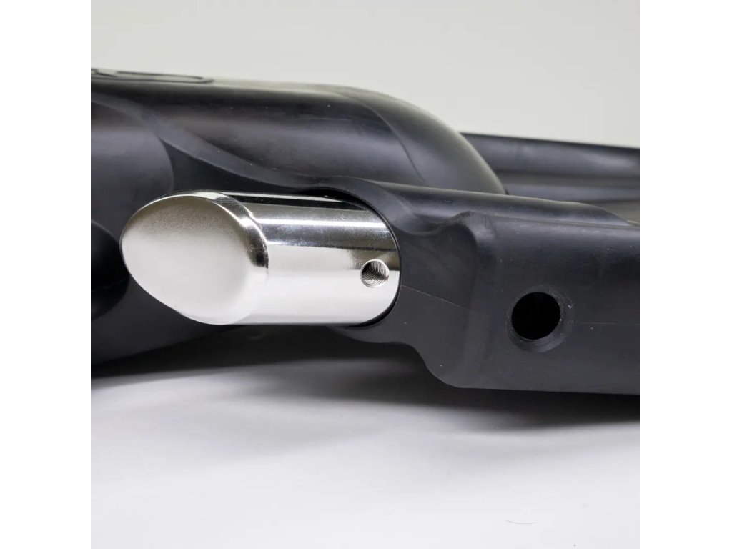 Pohľad na integráciu závažia do bočnice plutvy s vyfrézovaným otvorom pre bezpečnú fixáciu skrutkou.