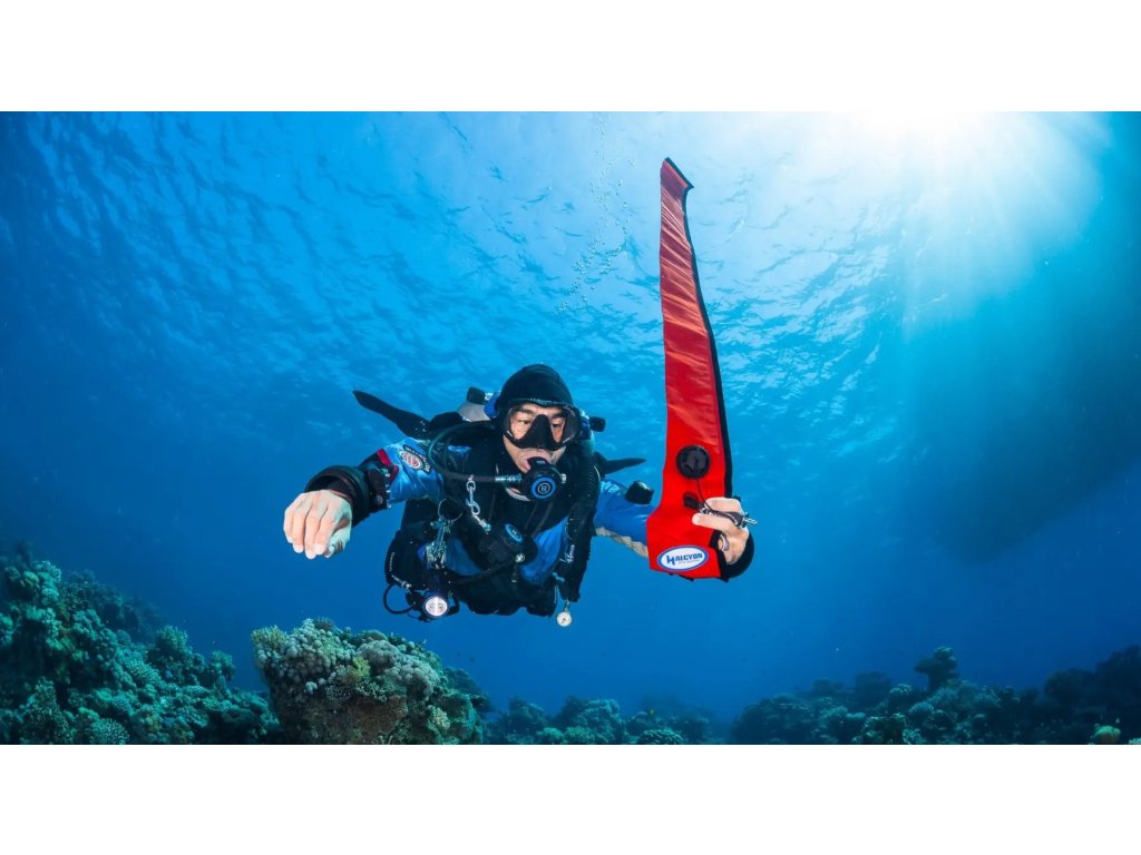 Vizualizácia rozmerov a vztlaku bójky v reálnych podmienkach počas dekompresnej zastávky technického potápača.