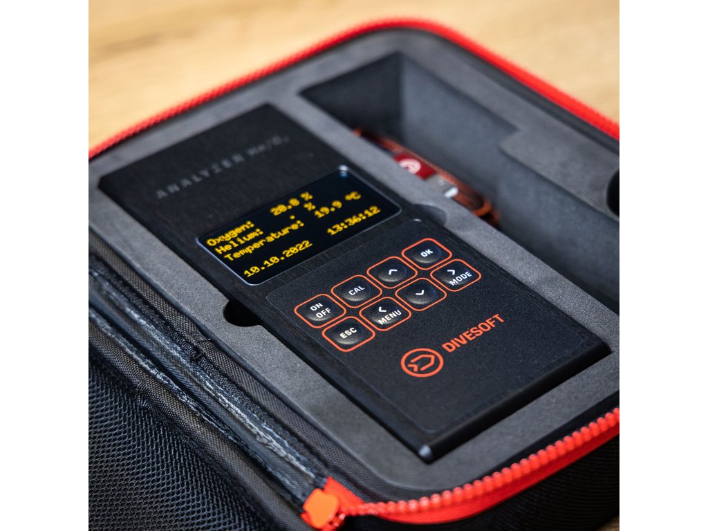 Uloženie prístroja v polstrovanom puzdre s viditeľným OLED displejom zobrazujúcim percentuálny podiel O2, He a aktuálnu teplotu okolia.