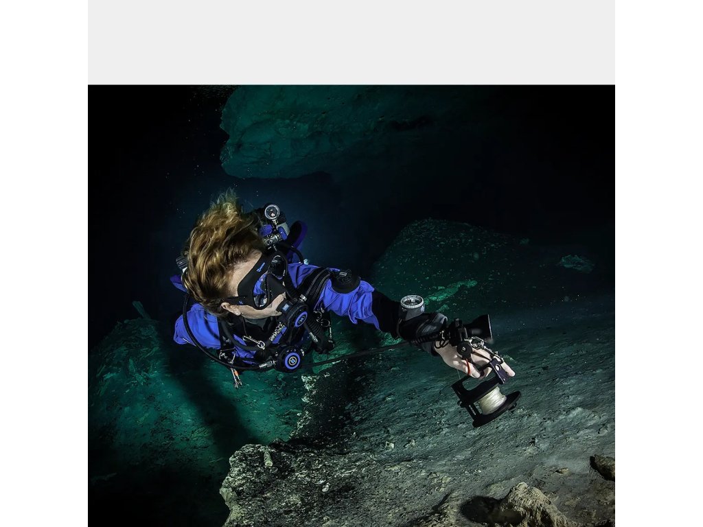 Konfigurácia potápača v jaskynnom prostredí demonštrujúca použitie primárneho navijaku v kombinácii so smerovými prvkami.