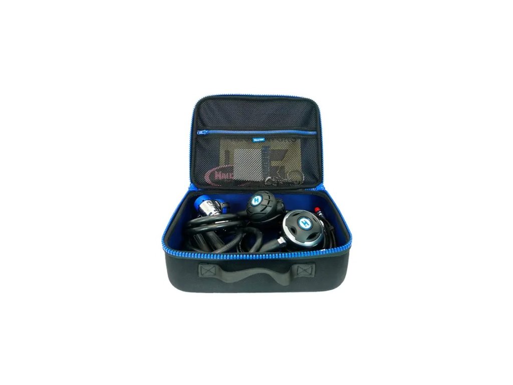 Detail vnútornej sieťovanej priehradky so zipsom pre bezpečné uloženie manuálov, certifikačných kariet alebo drobných servisných nástrojov.