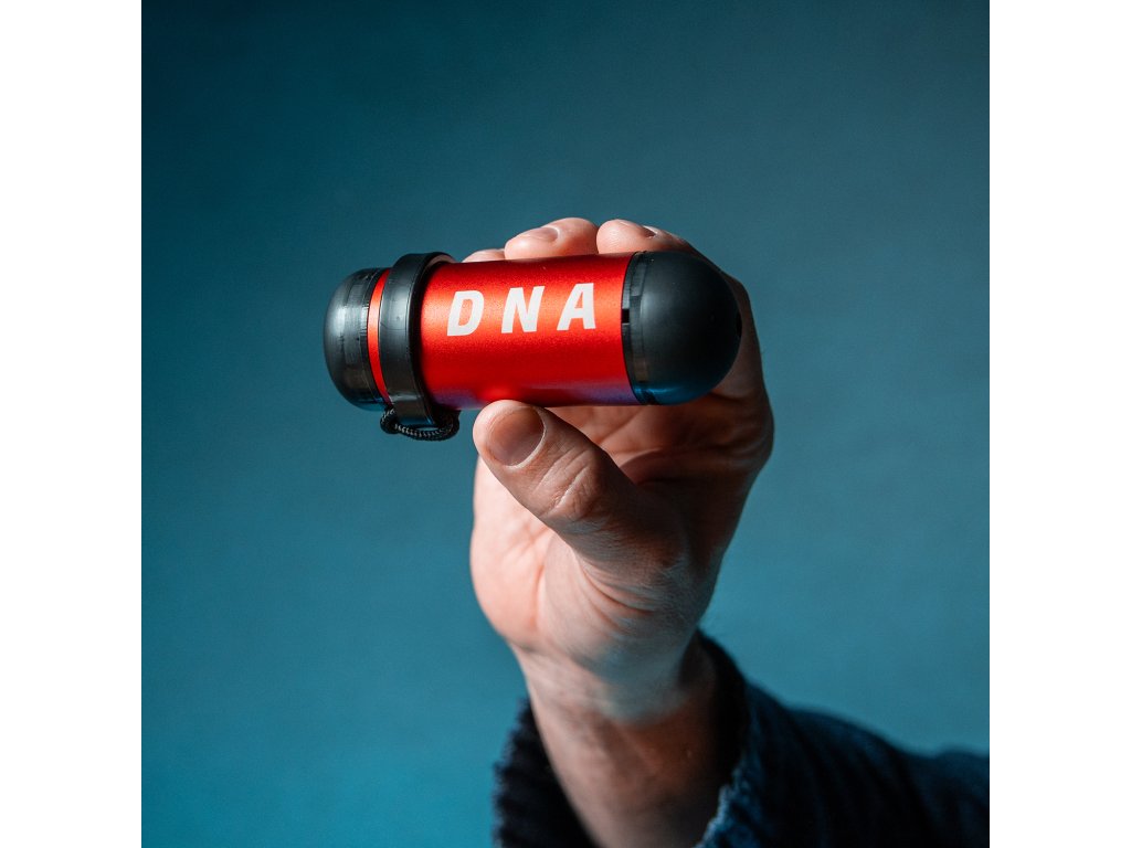 Ergonomické vyhotovenie tela analyzátora z eloxovaného hliníka navrhnuté pre jednoduchú obsluhu jednou rukou.