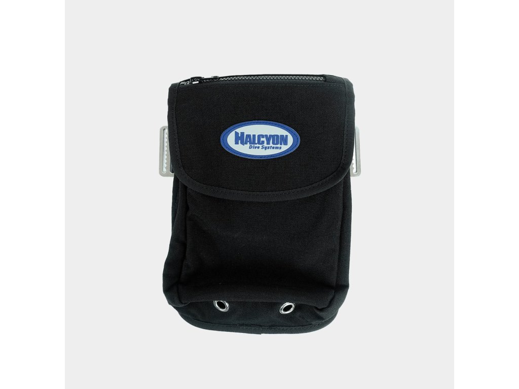 Detail zadnej časti s nerezovými prackami a slotmi pre fixáciu na 50mm popruhový systém a vrchným zipsom pre prístup k sekundárnemu oddielu.