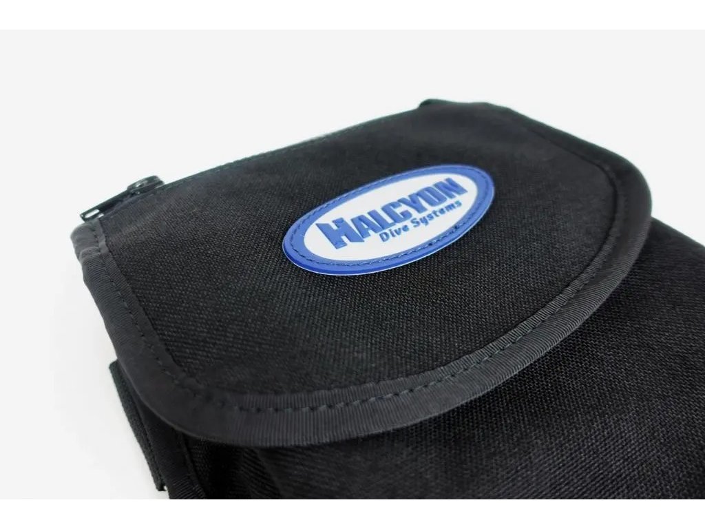 Detailná textúra materiálu Cordura 1000D a spracovanie chlopne s logom Halcyon, vykazujúce vysokú hustotu stehov pre dlhú životnosť v slanej vode.