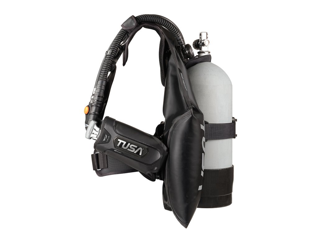 Pohľad na mechanizmus rýchleho odopínania záťaže a ergonomické tvarovanie bedrovej časti postroja.