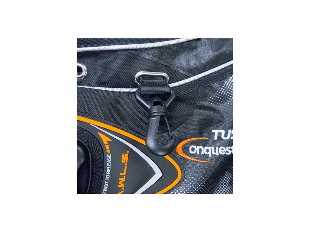 Technické riešenie D-krúžkov z nerezovej ocele a vysokopevnostných nylonových popruhov pre fixáciu príslušenstva.